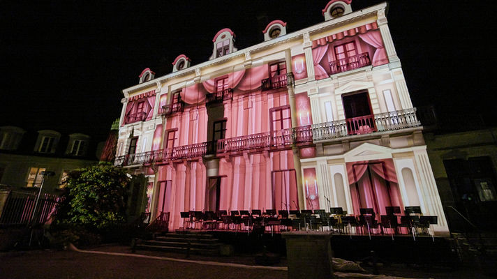 La façade s'est transformée en une scène de théâtre, avec de majestueux rideaux qui s’ouvrent pour dévoiler un univers magique. Ce tableau a donné aux spectateurs l'impression d'assister à un spectacle de prestidigitation à ciel ouvert, recréant l’ambiance des théâtres d'antan.