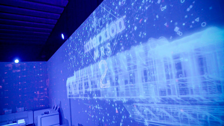 La projection à 360° dans la salle a offert une expérience immersive totale aux invités. Ces visuels ont été conçus pour symboliser les connexions mondiales et la gestion intelligente des données, au cœur des activités du MRS2.