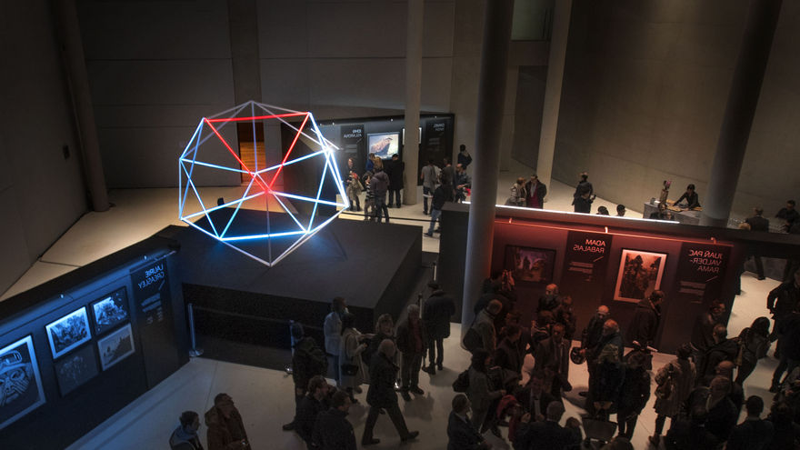 La structure lumineuse attire une foule de visiteurs, créant un lieu de rassemblement et d’observation au sein de l’exposition. L’animation des LED ajoute du dynamisme, rendant hommage à l’univers de Star Wars tout en offrant une expérience visuelle unique.