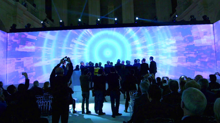 La cérémonie d'ouverture a plongé les invités dans une atmosphère dynamique avec des projections visuelles en 360°. Ce décor immersif, conçu par STUDIO ÉNORME, a symbolisé l’innovation et l’impact des entreprises primées.