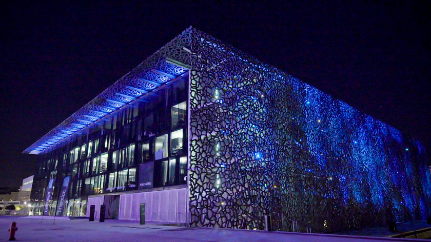 L'extérieur du MuCEM a servi de toile de fond pour des projections monumentales, symbolisant la fusion entre la technologie de pointe et l'architecture emblématique de ce lieu. Cette mise en lumière a attiré l'attention de tous, offrant une première impression visuelle saisissante.