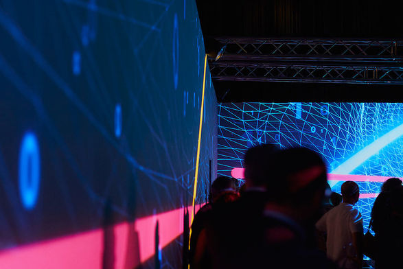 Les participants ont eu l'opportunité de découvrir l'ampleur des capacités du MRS2 à travers une expérience immersive. Les visuels interactifs et les projections 3D ont permis de plonger au cœur de l’univers des données, renforçant l’idée d’un datacenter à la pointe de la technologie.