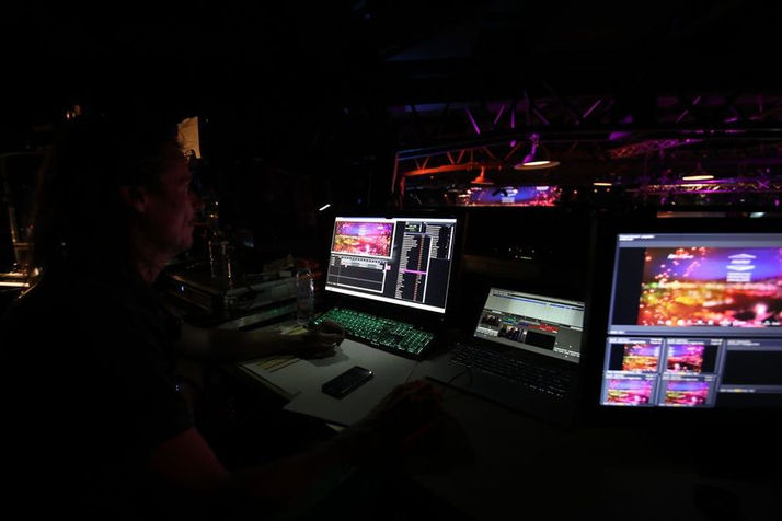 Les opérateurs en coulisses assurent la parfaite coordination entre les effets visuels, les animations et les annonces des différentes catégories de prix, permettant une synchronisation fluide avec les temps forts de l’événement.