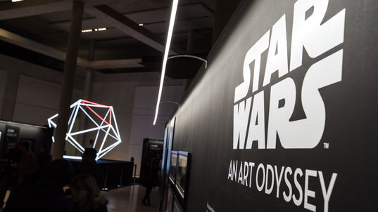 L’entrée de l’exposition arbore le logo Star Wars, An Art Odyssey, avec en arrière-plan l’icosaèdre lumineux, attirant immédiatement l’attention des visiteurs. La structure de LED éclaire l’espace d’une manière futuriste, donnant le ton de cette expérience immersive.