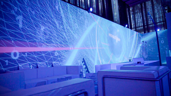 Les espaces de networking ont été enveloppés dans une ambiance immersive, avec des projections numériques évoquant la connectivité et la gestion des données. Cet environnement high-tech a favorisé les échanges tout en soulignant l'expertise d'Interxion en matière de datacenters.