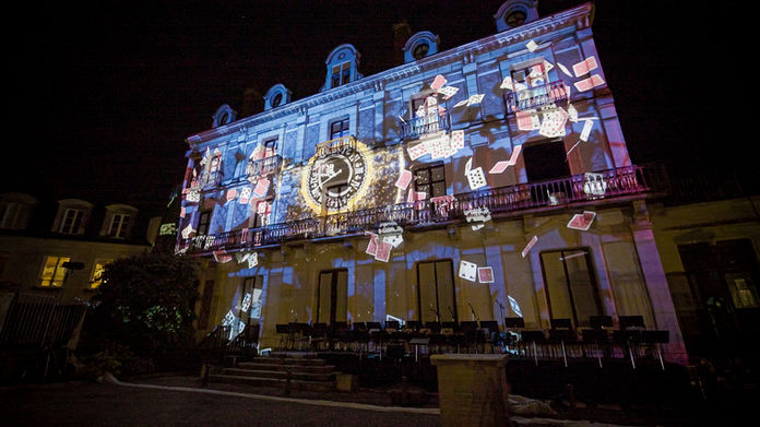 La façade s’est illuminée d’une gigantesque horloge, symbolisant le lien entre la magie et l’ingéniosité mécanique. Ce tableau dynamique a transporté les spectateurs dans un univers où le temps semblait suspendu, rendant hommage à l’illusionniste et à ses inventions.