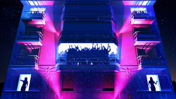Des silhouettes animées de danseurs et de spectateurs apparaissent sur les balcons et les fenêtres du bâtiment, recréant l’effervescence d’une soirée festive. Les jeux de lumière rose et bleu renforcent l’ambiance énergique et immersive.