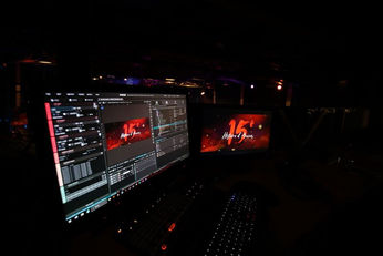Une vue des écrans de contrôle montre la gestion des contenus diffusés, garantissant une fluidité visuelle parfaite. Les transitions animées entre les différentes catégories ont enrichi l’expérience des participants, créant une ambiance immersive.