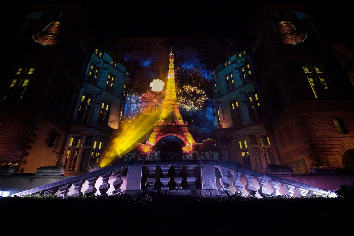 La Tour Eiffel illuminée symbolise la résilience de Paris et de la France après la Première Guerre mondiale. Les effets de lumière évoquent les célébrations de la victoire et le renouveau de la nation après la guerre.
