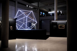 La structure en forme d’icosaèdre, composée de barres LED, est présentée au centre de l’exposition. Elle symbolise l’univers technologique et galactique de Star Wars, tout en créant un point focal intrigant dans l’espace d’exposition.