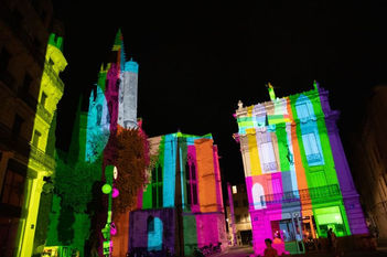Projection colorée sur les façades des bâtiments de la Place Carnot, illuminant la ville avec des tons vifs et créant une ambiance festive et immersive pour les spectateurs présents. Les animations projetées sont synchronisées avec une bande sonore entraînante.