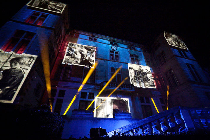 Des portraits de soldats de la Grande Guerre sont projetés sur les façades du bâtiment, rappelant les histoires personnelles des hommes qui ont combattu et souffert. Ce tableau émouvant est un hommage visuel aux sacrifices individuels.