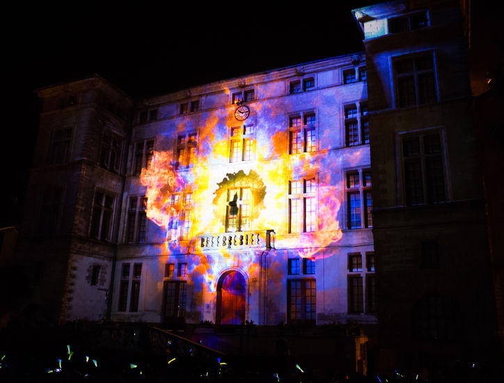 Projection de la foudre frappant l'horloge du château d'Éguilles, marquant le début d'une aventure immersive où le temps s'arrête dans la ville.