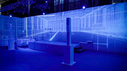 L'espace de réseautage a été enveloppé dans des projections linéaires et techniques, représentant les infrastructures numériques complexes du MRS2. Cette mise en scène a permis de maintenir l'audience dans une atmosphère high-tech tout au long de l’événement.
