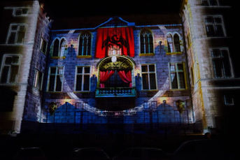 Thème de l'époque romaine projeté sur la façade du château, offrant une expérience immersive dans un univers antique.