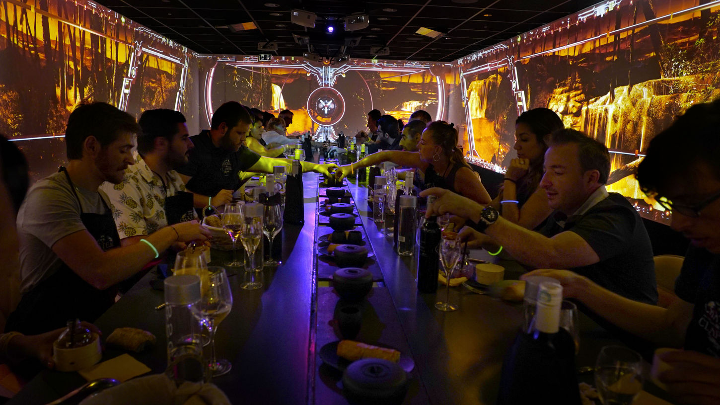 Les invités sont plongés dans l’univers immersif tout en dégustant leur repas. Le décor change autour d’eux, créant un cadre interactif où les projections et les jeux de lumière évoluent en fonction des plats servis, rendant l’expérience culinaire unique et captivante.