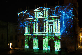 Effets visuels simulant des éclairs sur la façade de la mairie, ajoutant une touche dramatique à l’ambiance festive.