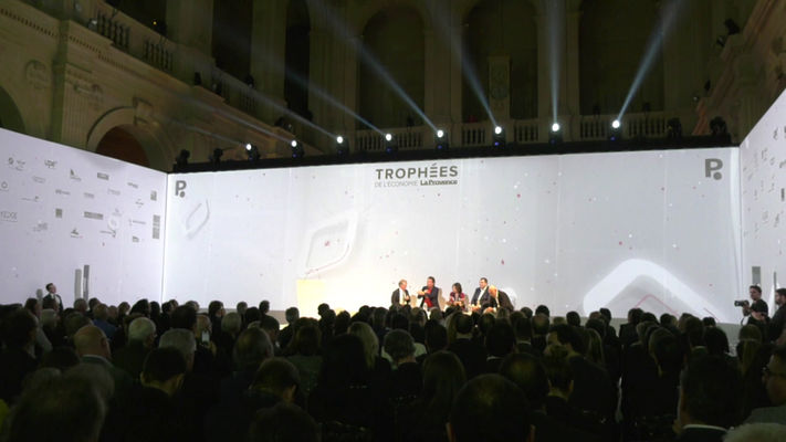 Une partie de l'événement était consacrée aux conférences et débats sur l’avenir économique de la région. Le décor blanc immaculé, avec des projections subtiles, a permis de créer un cadre épuré, favorisant les échanges entre experts et dirigeants.