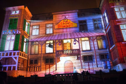 Projection finale du futur d'Éguilles, où le château devient un symbole d'une ville futuriste, concluant le voyage temporel du public.