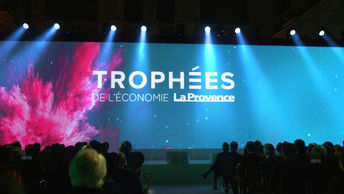 Le grand écran principal a été le centre de la scénographie, avec des visuels impactants mettant en lumière chaque remise de prix. Cette scénographie numérique immersive a capté l'attention des 300 invités, renforçant l’atmosphère solennelle de la soirée.