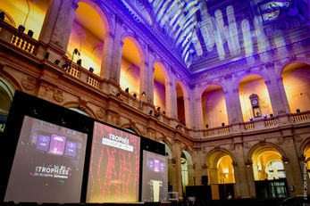 Le Palais de la Bourse est transformé par des projections architecturales créées spécifiquement pour l'événement. Le mapping immersif donne vie à l'édifice, ajoutant une dimension visuelle spectaculaire qui renforce l’impact de la cérémonie.