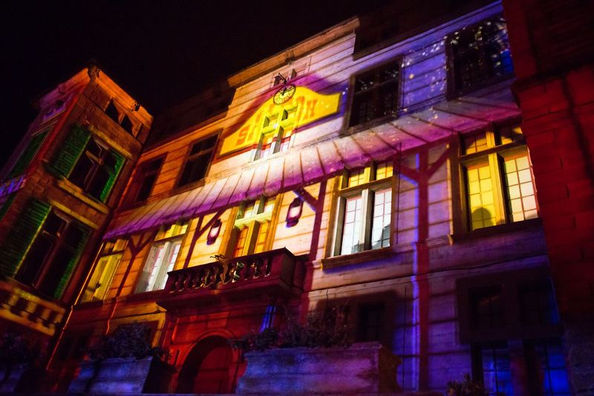 Façade du château transformée en saloon de western avec des éléments de l'époque du Far West, renforçant l'atmosphère immersive de l'aventure.