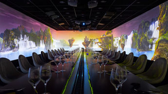 Le décor évolue pour révéler un paysage onirique et enchanteur, avec des cascades et des montagnes flottantes. Les jeux de lumière et les couleurs vives créent une ambiance poétique, offrant une pause visuelle apaisante et immersive.