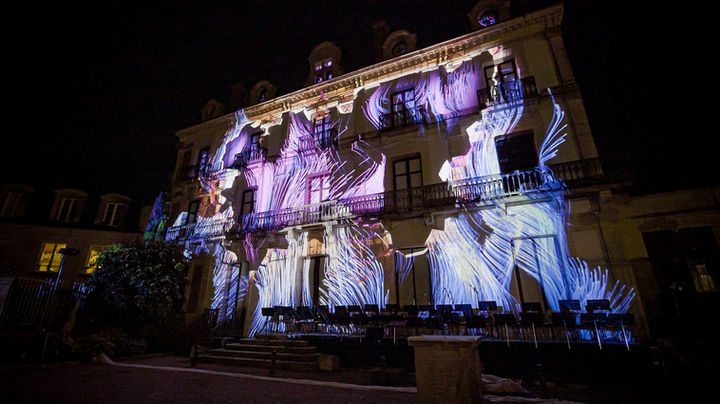 Des formes ondulantes et hypnotiques ont envahi la façade, offrant un spectacle visuel en mouvement. Cette animation dynamique évoque les illusions et les transformations qui font partie intégrante de l’art de Robert-Houdin, immergeant les spectateurs dans un tourbillon de magie.