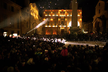 Vue de la place de la république bondée, observant le lancement spectaculaire des projections lumineuses.