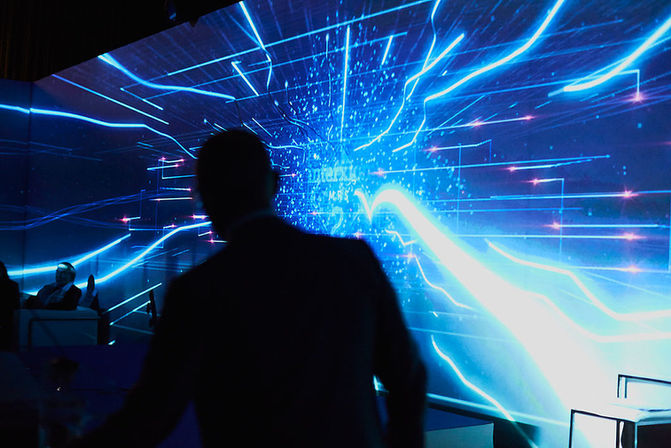 Dès l'entrée, les invités ont été plongés dans une expérience immersive avec des projections dynamiques illustrant les flux de données numériques. Ce visuel captivant a symbolisé la puissance et la rapidité des infrastructures du nouveau datacenter MRS2.