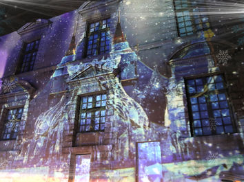 La façade de l’Hôtel de Ville est métamorphosée par des projections d’un château de glace scintillant, créant un paysage féerique qui capte l’imaginaire des spectateurs. Le jeu de lumières et de textures apporte une profondeur et une dimension visuelle à l’architecture du bâtiment.