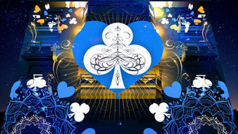 Des motifs de trèfles stylisés, symboles emblématiques des jeux de cartes, sont projetés sur le bâtiment, créant une ambiance immersive rappelant l’univers du casino. Les animations colorées renforcent l’atmosphère ludique et festive.