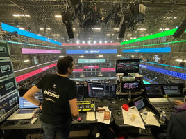 Vue du poste de contrôle où un membre de l’équipe de Studio ENORME supervise la coordination des visuels. Chaque écran est minutieusement synchronisé avec la musique et la mise en scène pour créer une expérience immersive pour le public.