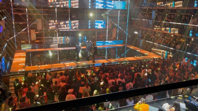 Vue d’ensemble de la scène et du public pendant les phases finales de Nouvelle École. L'éclairage et les écrans LED créent une ambiance énergique, soutenant les performances des artistes, avec des visuels produits par Studio ENORME.