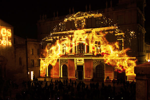 Scène finale du spectacle avec des projections dorées et scintillantes pour un moment de féerie et d’émerveillement.