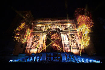 L’Arc de Triomphe, monument symbolique de Paris, est mis en avant pour représenter la victoire et la commémoration des héros tombés au combat. Les projections de lumière mettent en valeur le triomphe du courage et de la résilience.