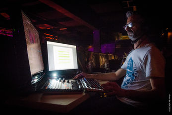 Un technicien surveille attentivement la synchronisation des contenus visuels pendant l’événement. La précision de la gestion des transitions visuelles et des contenus projetés a été essentielle pour le bon déroulement de la cérémonie.