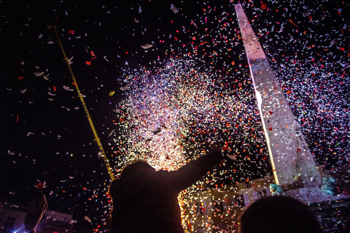 Le ciel se remplit de confettis multicolores, créant une ambiance joyeuse alors que les spectateurs lèvent les bras pour célébrer ce moment unique, au cœur du spectacle.