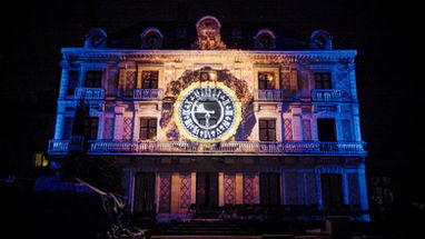 La façade de la Maison de la Magie a été transformée en une toile de lumière mystérieuse, jouant sur les ombres et les motifs magiques. Ce tableau nocturne a captivé l’audience avec ses effets lumineux subtils et envoûtants.