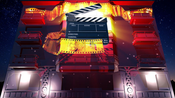 Le visuel d’un clap de cinéma géant s’anime sur la façade, évoquant le lien entre Cannes et son célèbre festival du film. Les bobines de film qui se déroulent ajoutent une touche dynamique à cette scène, célébrant l’art cinématographique.