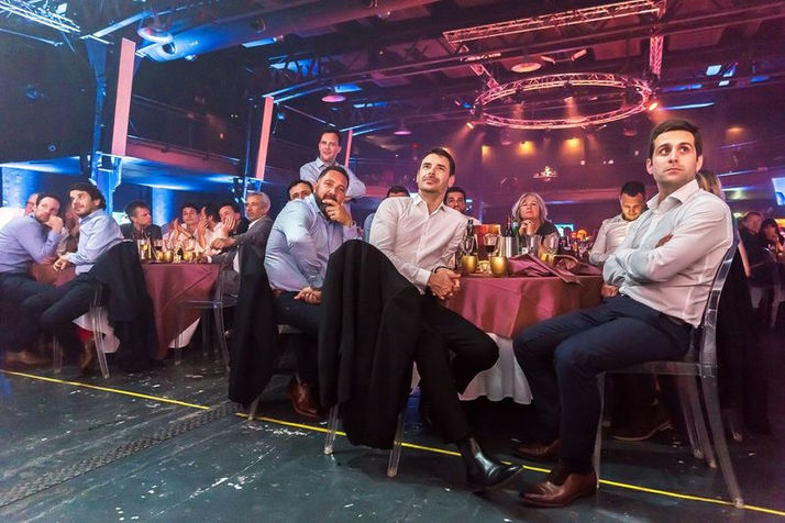 Les invités, attentifs, suivent les moments clés de la cérémonie. La scénographie immersive a captivé l'audience, soulignant l'importance des prix décernés et des performances visuelles orchestrées par STUDIO ENORME.