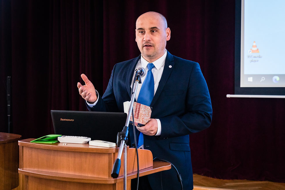 Dr. Pongrácz Attila dékán, a tanulmánykötet felelős szerkesztője és egyben az egyik tanulmány szerzője is. (Fotó: Májer Csaba József)