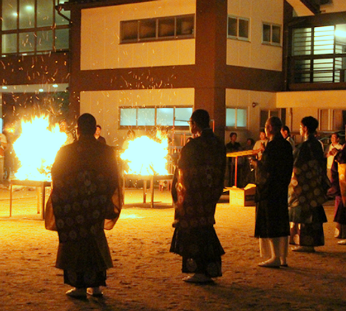 万灯会（まんとうえ）法要