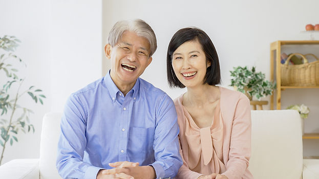 リビングでくつろぐ笑顔の中高年夫婦