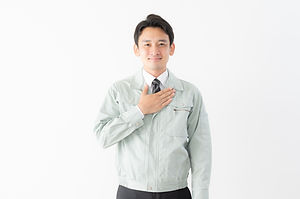 胸に手を当てる作業員