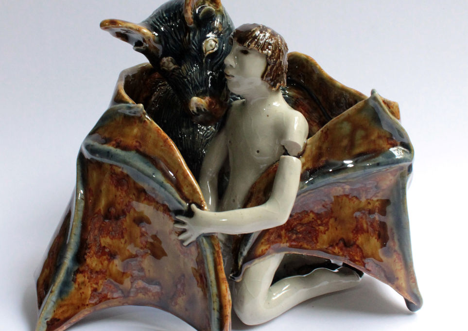 El abrazo (hombre y murcielago).
Cerámica de alta temperatura,
20 x 18 x 15 cm
2017