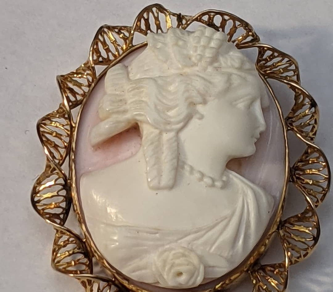 14k Yellow Gold Cameo Brooch Twisted Frame