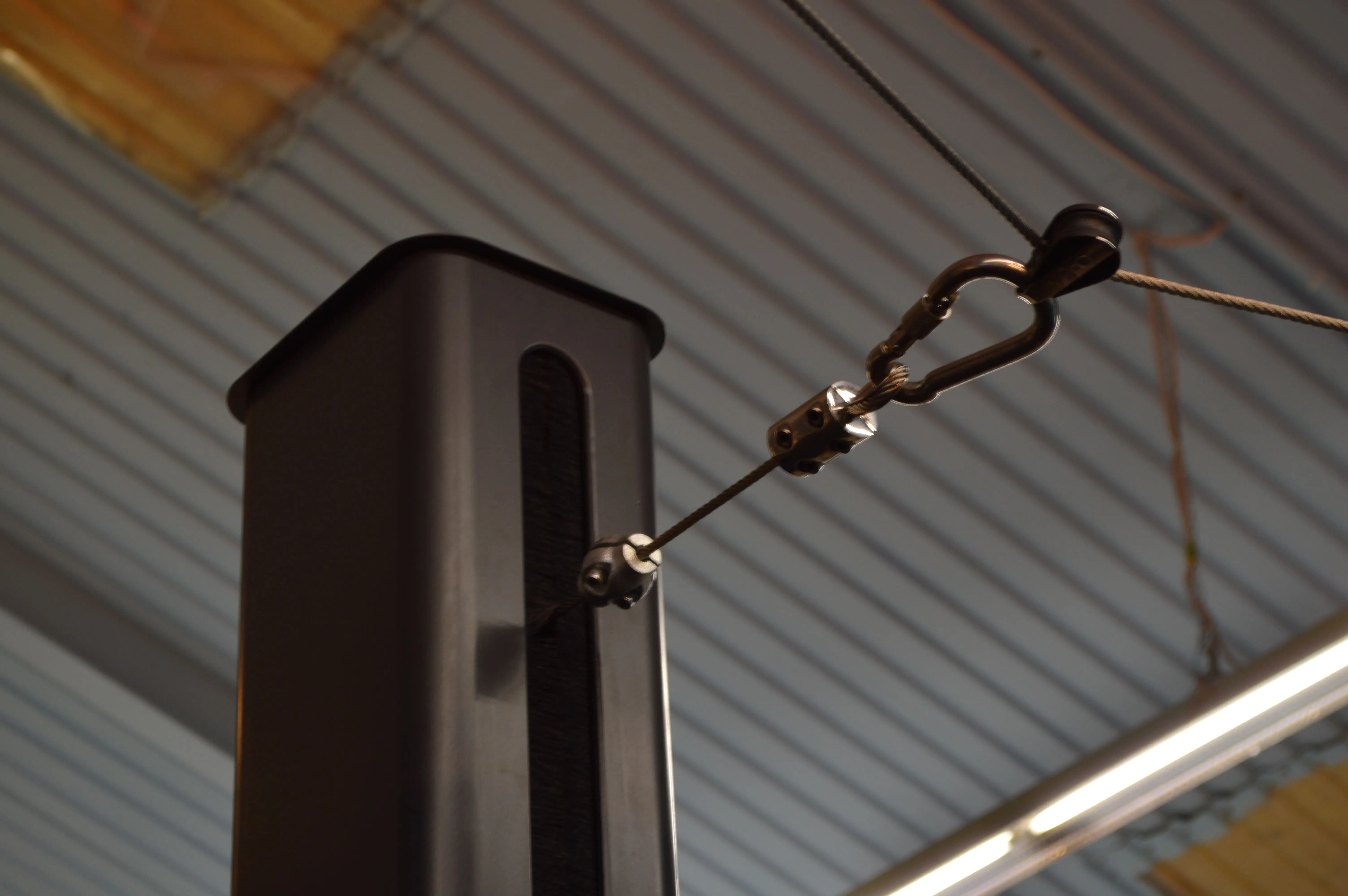 The snap hook - also made of high-quality stainless steel - provides the connection between the balancer and the fabric.
