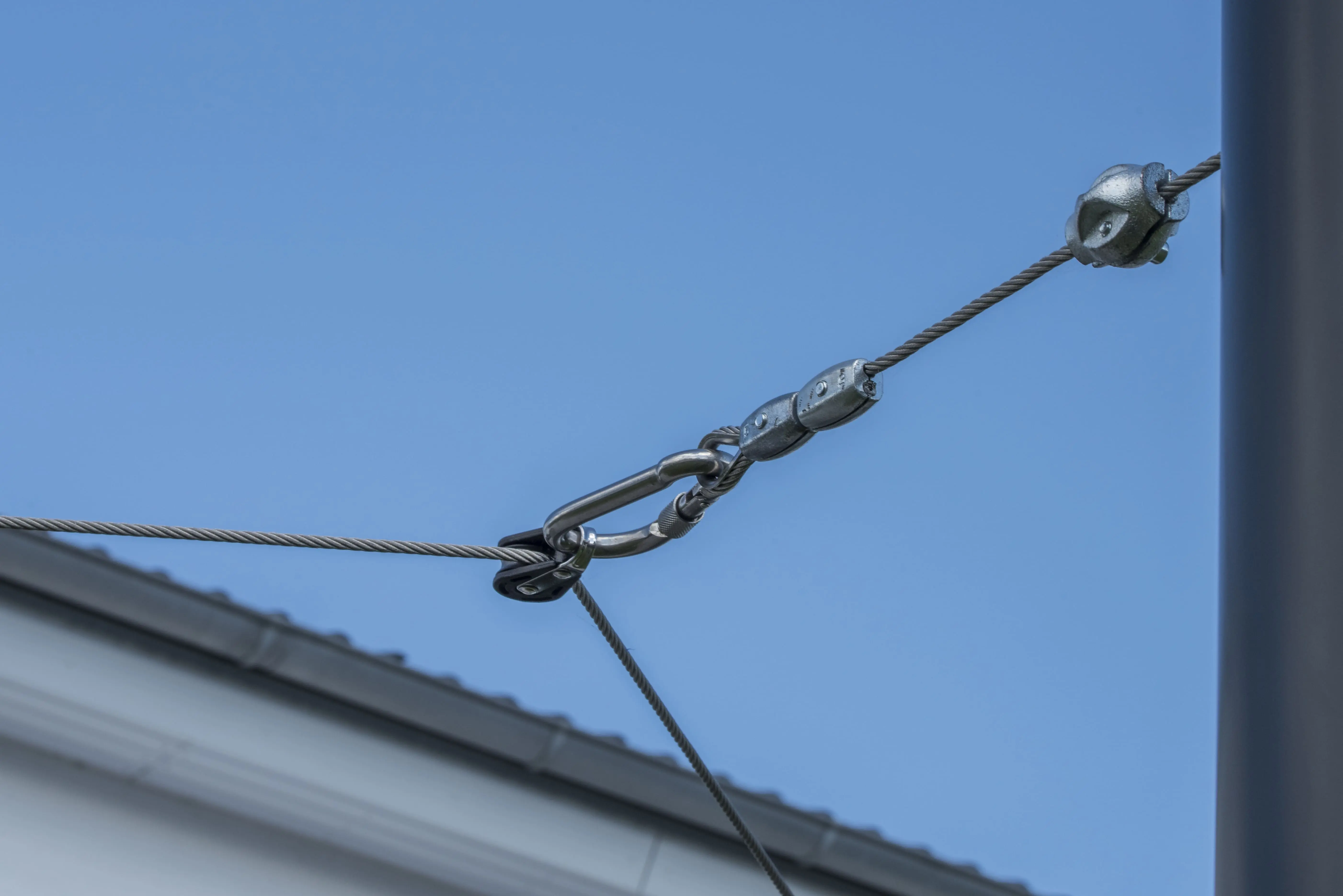 Our triangular cable system with moveable reel seat ensures stability even in side wind gusts.