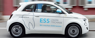 Das Firmenfahrzeug von ESS Zahntechnik